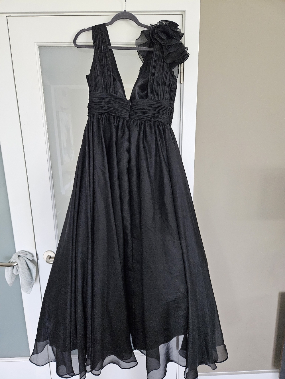 NWOT MAC DUGGGAL Ruffle Shoulder V Neck Chiffon Gown, Black - Picture 5 of 12